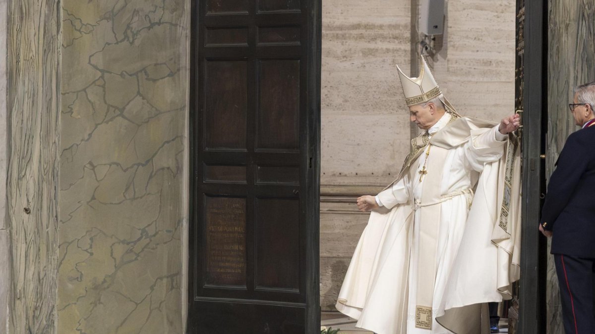 Imagen cedida por el Vaticano del cierre solemne de la Puerta Santa de la basílica de San Pedro.