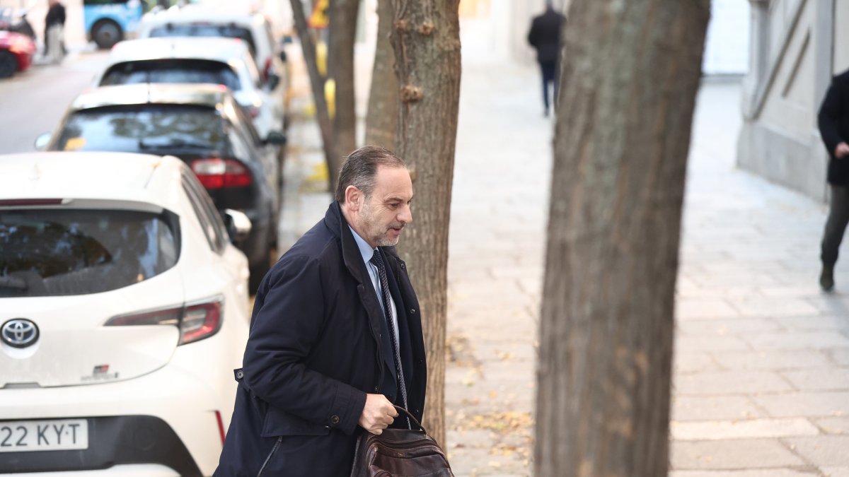 El exministro José Luis Abalos a su llegada al Tribunal Supremo, a 27 de noviembre de 2025, en Madrid (España).