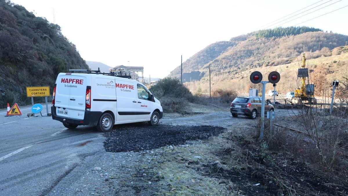 Desvío provisional para librar el argayo de la CL-631.