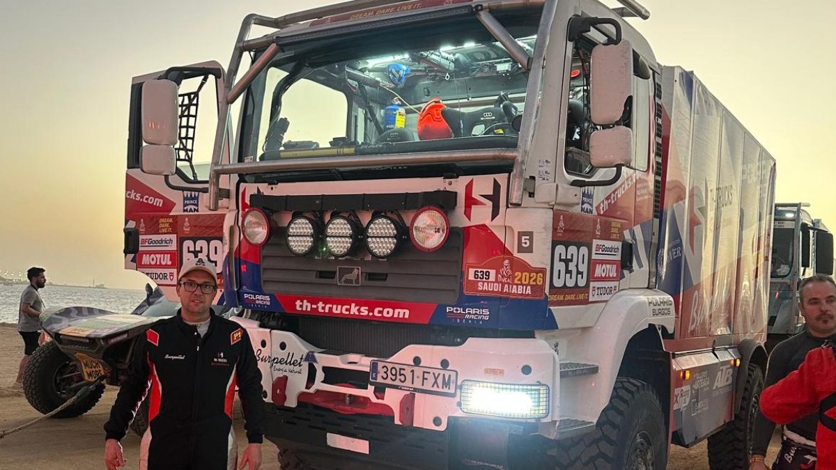 Raúl Arteaga delante del camión del TH Trucks Team con el que compite en el Dakar.