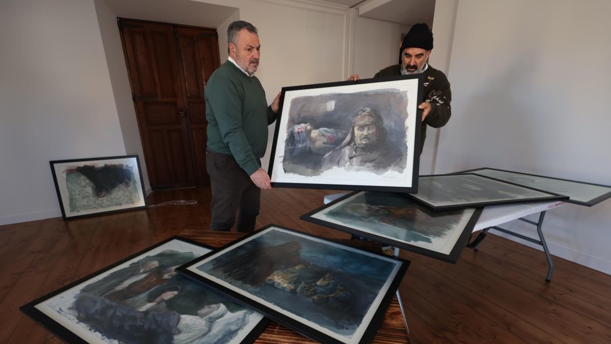 El alcalde de Camponaraya y un técnico municipal, con las pinturas de Luis Gómez Domingo.