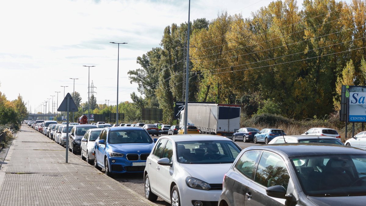 Coches aparcados en una avenida de León