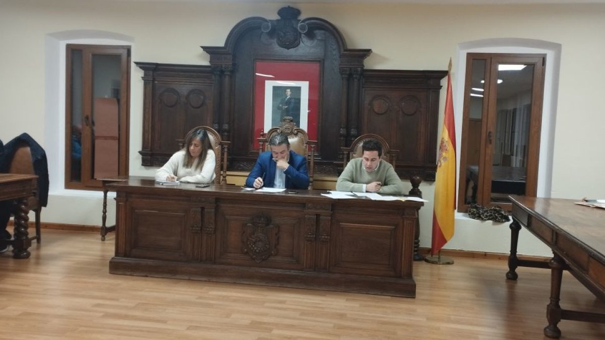 Sesión plenaria del ayuntamiento de Cistierna.
