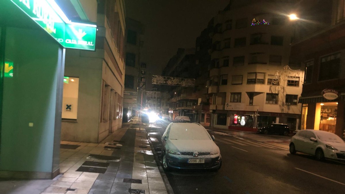 León ha amanecido cubierta por una fina capa de nieve