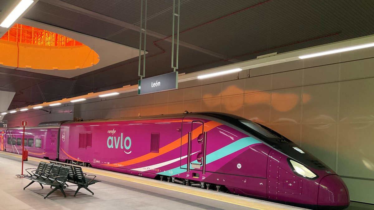 El Avlo en la estación pasante provisional de León