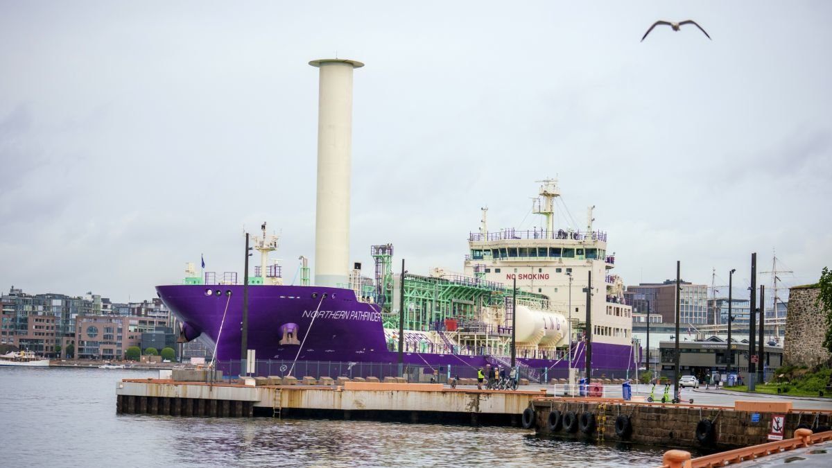 Un barco que transporta CO2 en Noruega, atracado en el puerto de Oslo.