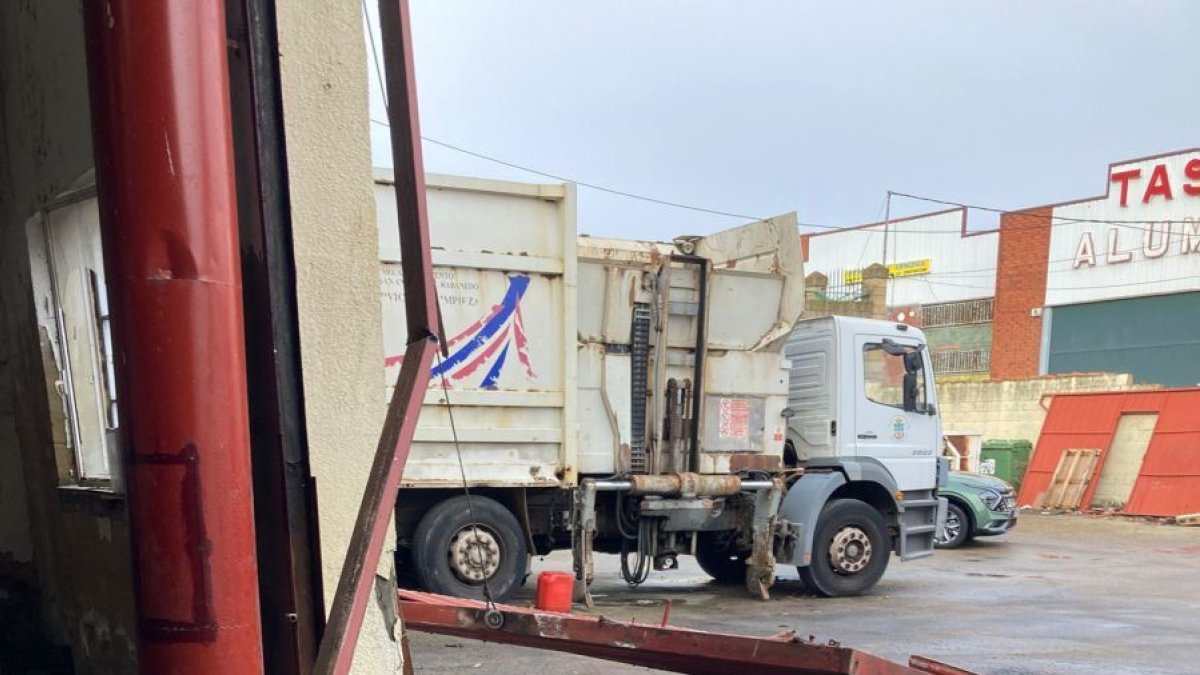 La nave municipal lleva un mes con la puerta rota.