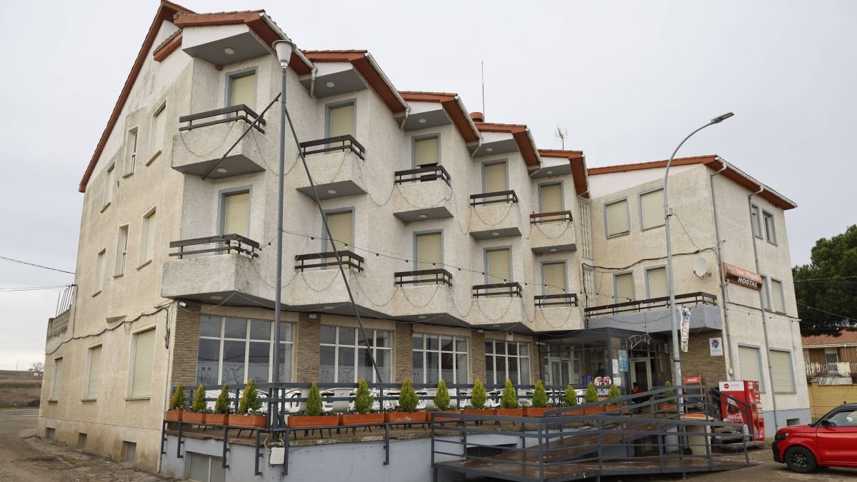 Fachada del Hostal San Miguel, en Villalobar