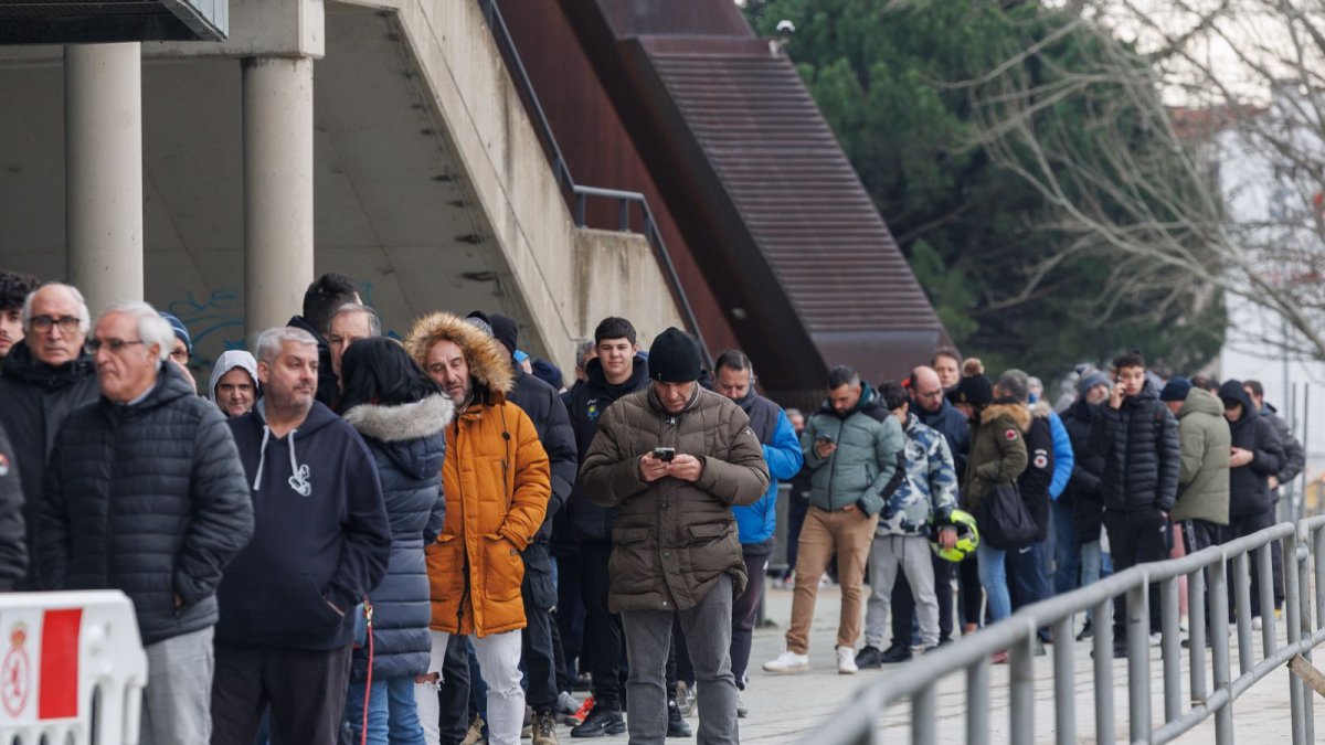 Cientos de abonados de la Cultural acudieron ayer a las taquillas del Reino de León.