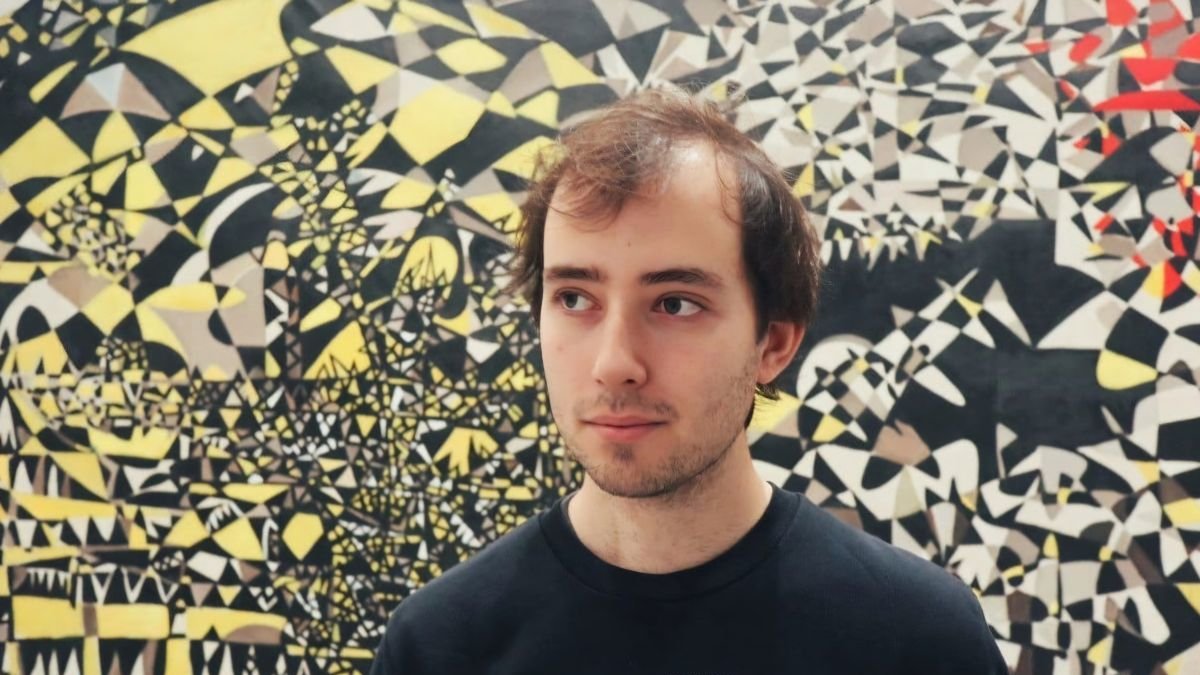 Marcos Roddie nació en León y se trasladó a Madrid a estudiar Comunicación Audiovisual.