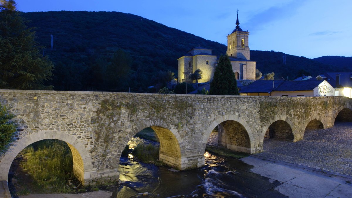 El Puente de los Peregrinos sobre el río Meruelo da la bienvenida a los caminantes del Camino Francés en el corazón de El Bierzo.