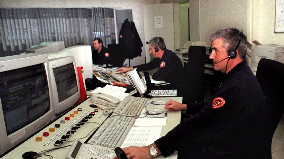 Bomberos de Barcelona en una foto de archivo con ordenadores antiguos.