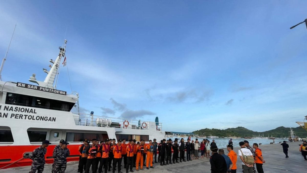 Fotografía de archivo, tomada el 30/12/2025, que muestra a integrantes de equipos de búsqueda de Indonesia en  Labuan Bajo, isla de Flores, tras el naufragio de un barco turístico con españoles a bordo. EFE/Equipo de Búsqueda y Rescate de Indonesia (SAR) / SOLO USO EDITORIAL/SOLO DISPONIBLE PARA ILUSTRAR LA NOTICIA QUE ACOMPAÑA (CRÉDITO OBLIGATORIO).