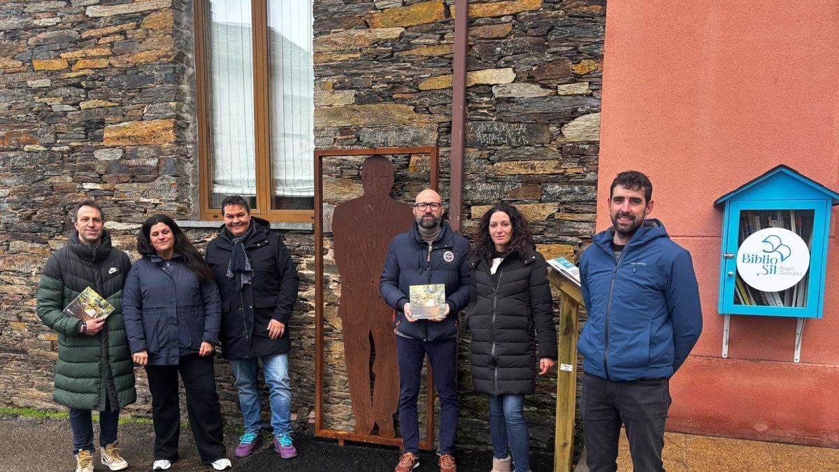 Héctor Alaiz en su vista a la localidad de Páramo del Sil.