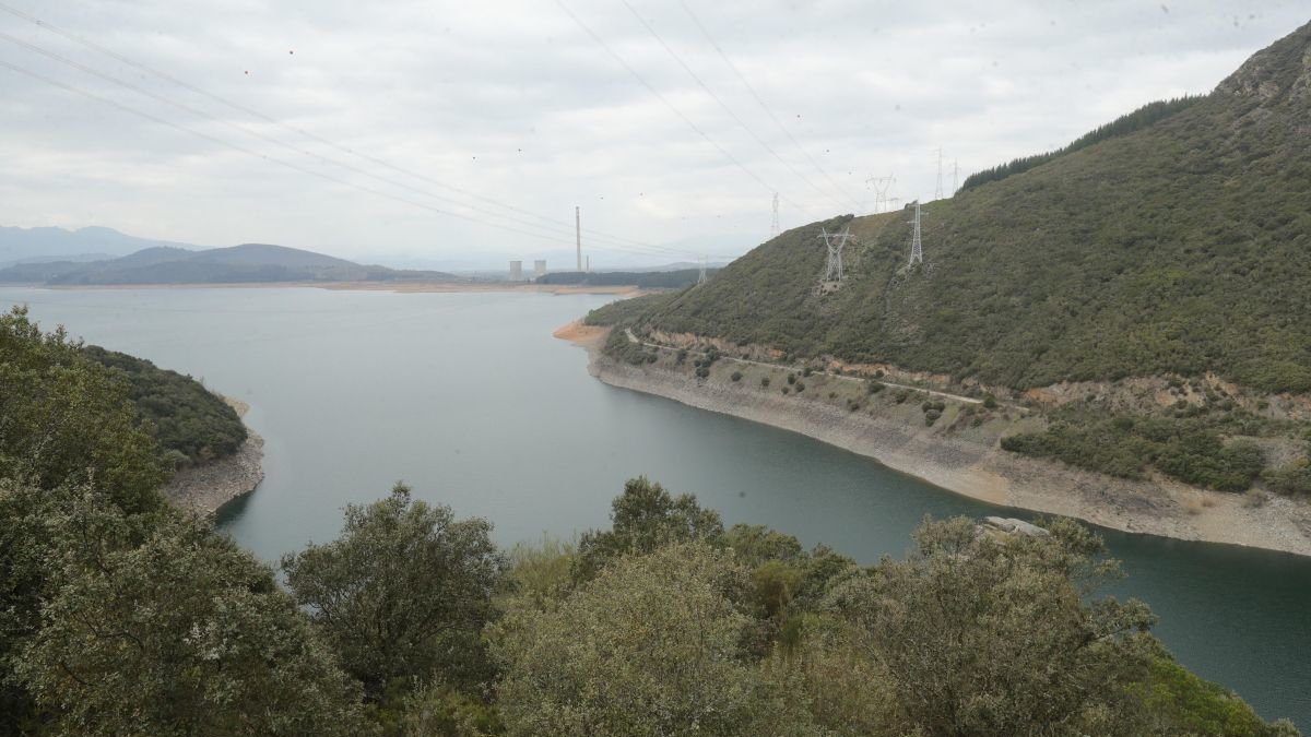El puente colgante o Tibetano cruzará el río Sil en la cola del pantano, entre Congosto y Cubillos a lo largo de 500 metros.