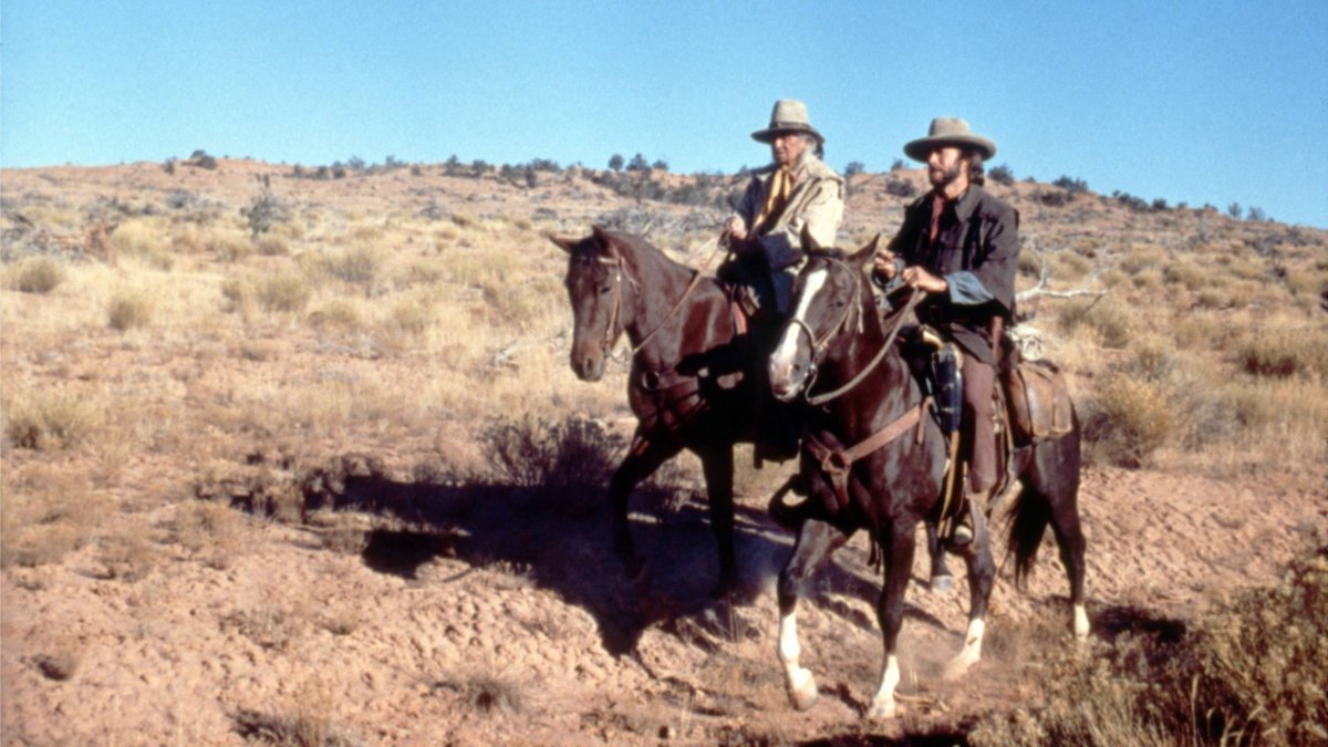 El director y actor Clint Eastwood junto a Chief Dan George, jefe de la Nación Tsleil-Waututh, durante el rodaje de The Outlaw Josey Wales. Una escena que resume el imaginario western que hoy resuena también en tierras de Castilla y León.