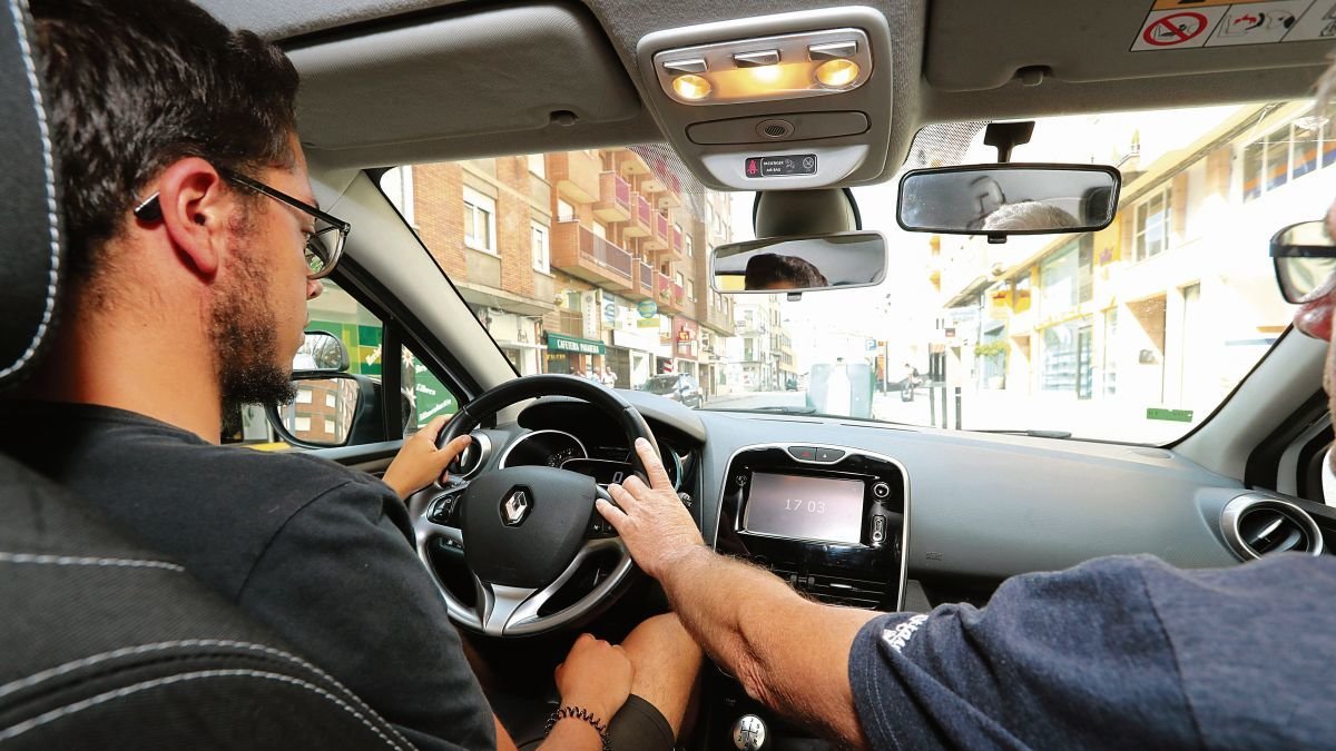 Un aspirante al permiso de conducir recibe una instrucción de su profesor de autoescuela .