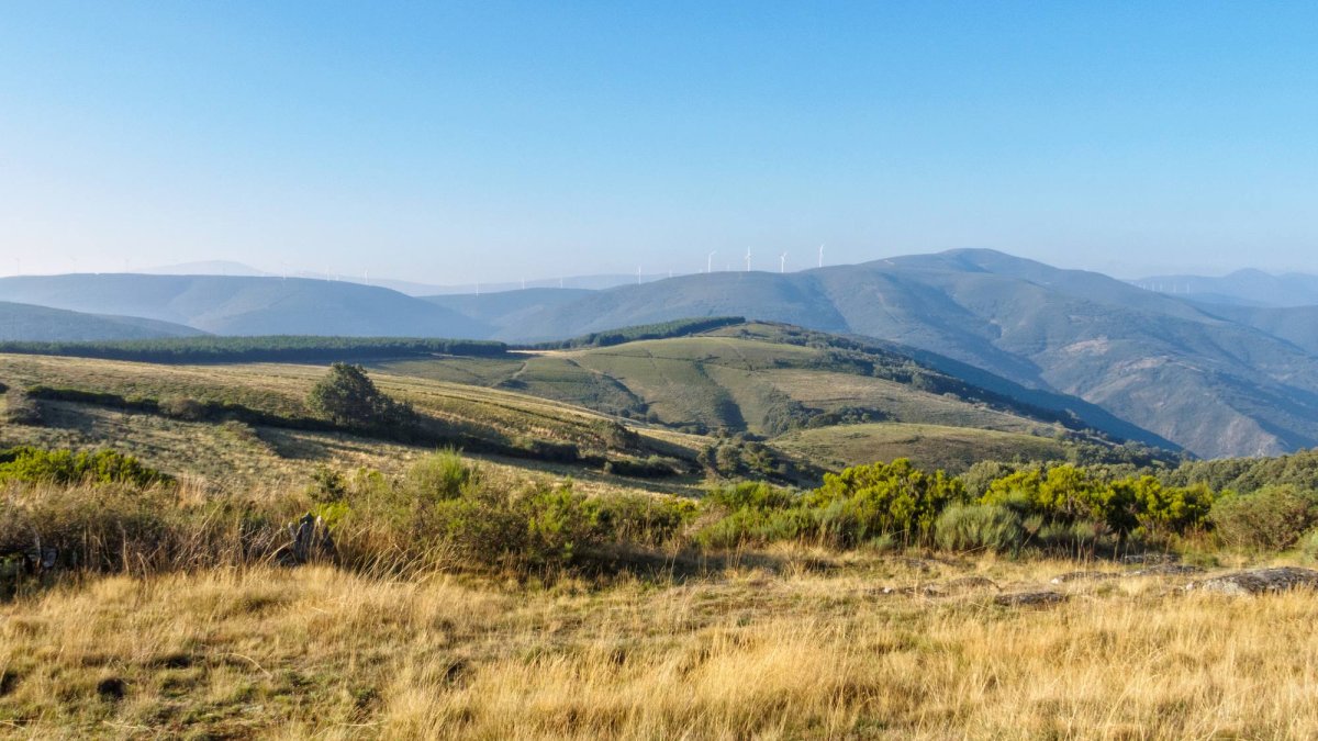 Las colinas que rodean Foncebadón ofrecen uno de los paisajes más serenos del Camino de Santiago.