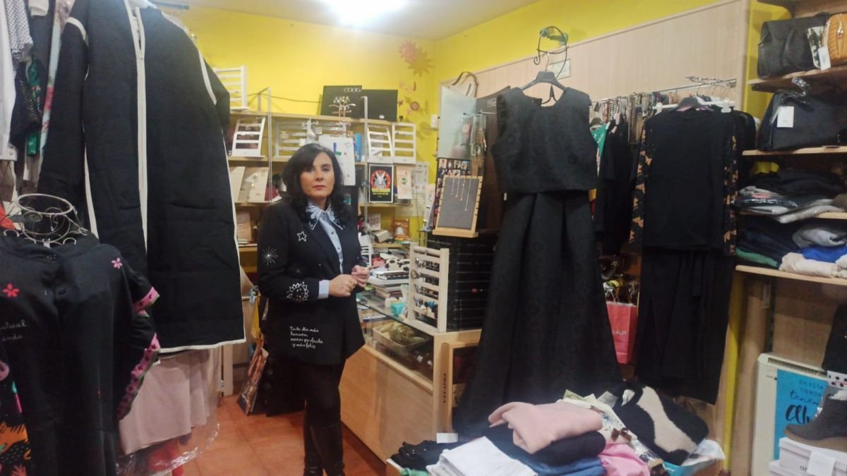 Elena García, conocida como Leni, regenta desde hace más de veinte años la tienda de ropa y complementos en Villablino.