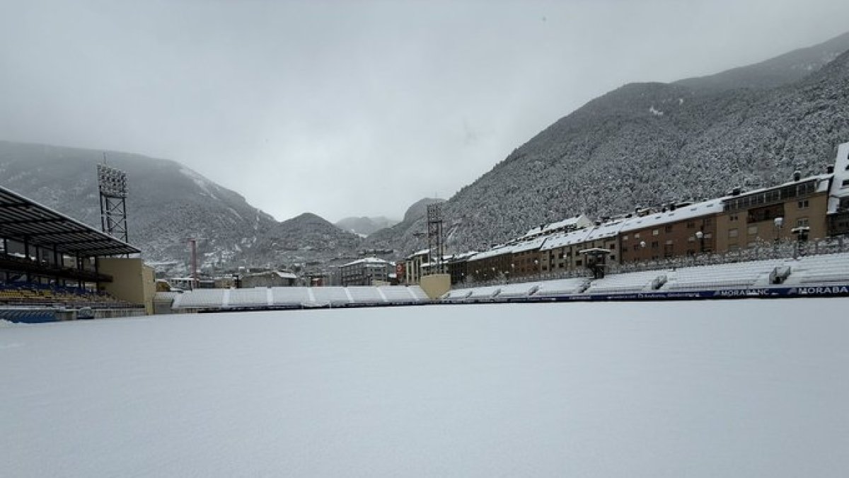 Así estaba el campo del Andorra a primera hora de la mañana