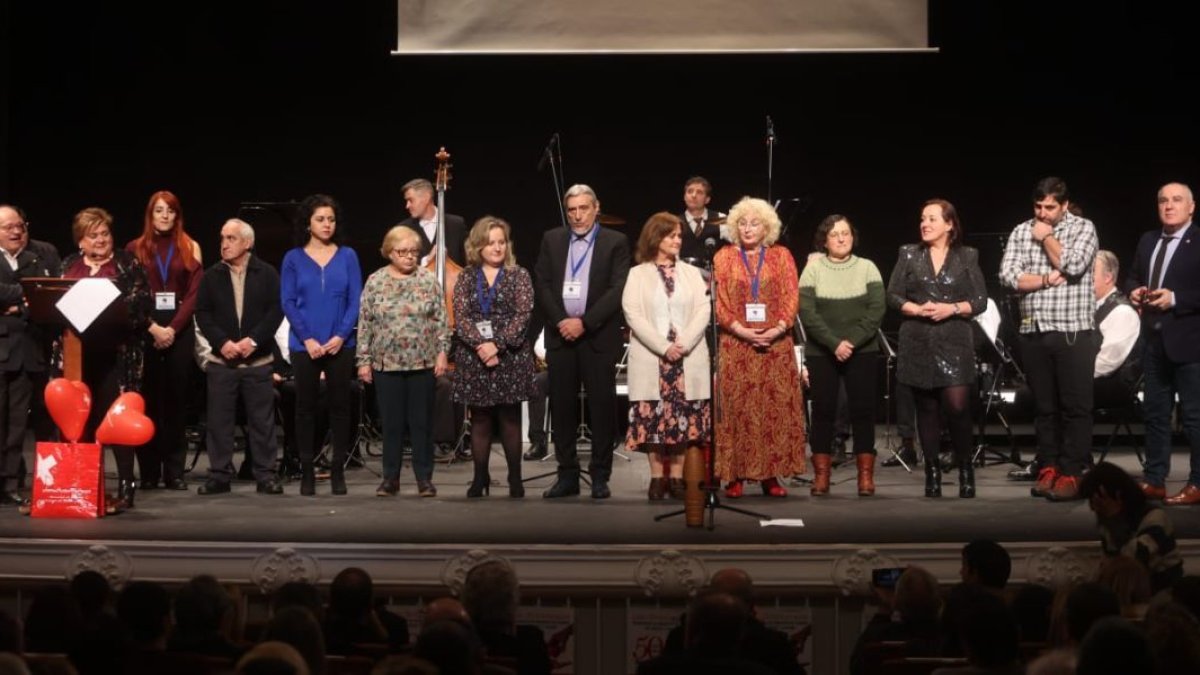 Foto de familia del voluntariado y donantes, de los muchos premiados en la gala.