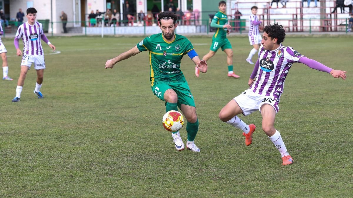 Ivi Vales intenta regatear a un rival blanquivioleta.