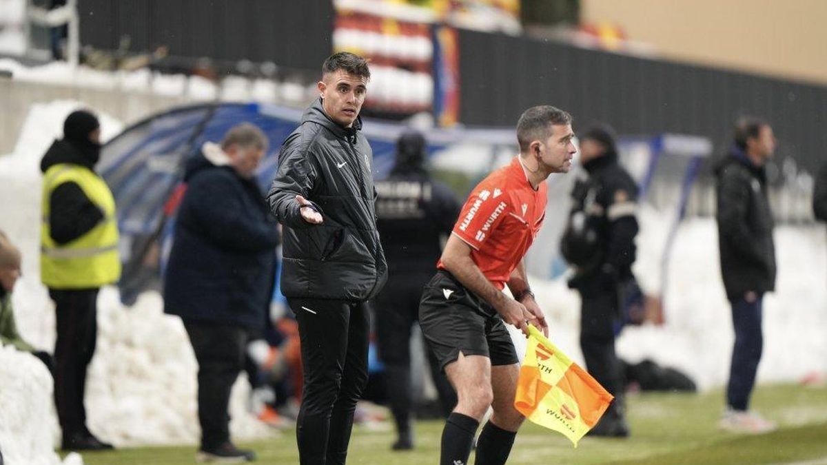 Carles Manso en la banda del estadio del Andorra.