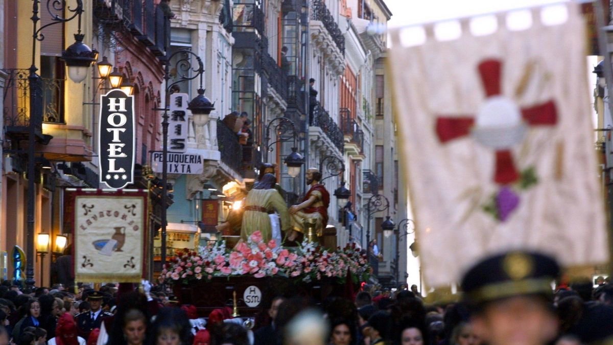 Procesión de Jueves Santo de la Hermandad de Santa Marta, al paso por la calle Ancha.