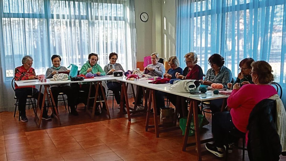 La solidaridad del grupo de mujeres de Villaquilambre demuestra que el hilo de lana es tan largo largo como para unir a un municipio con su hospital de referencia.