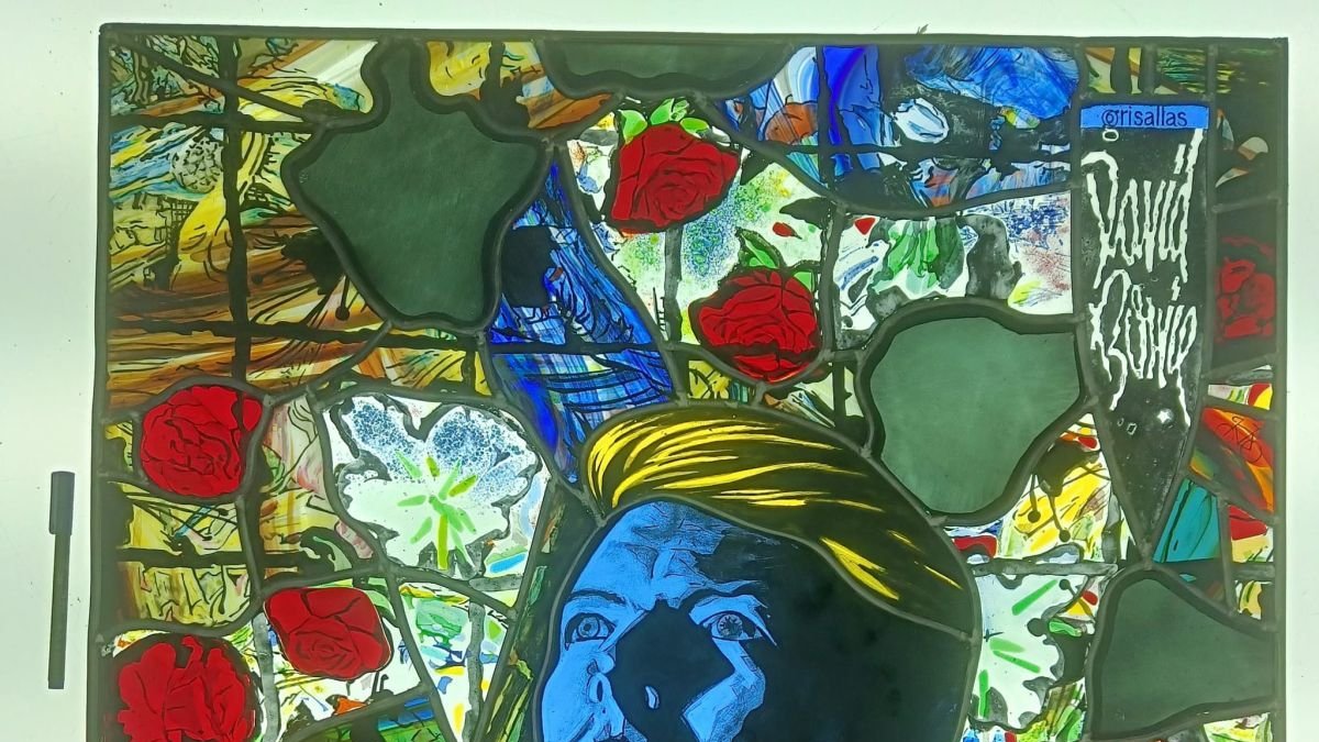 Detalle de la vidriera realizada por la firma leonesa Grisallas en homenaje a David Bowie en los diez años de su muerte.