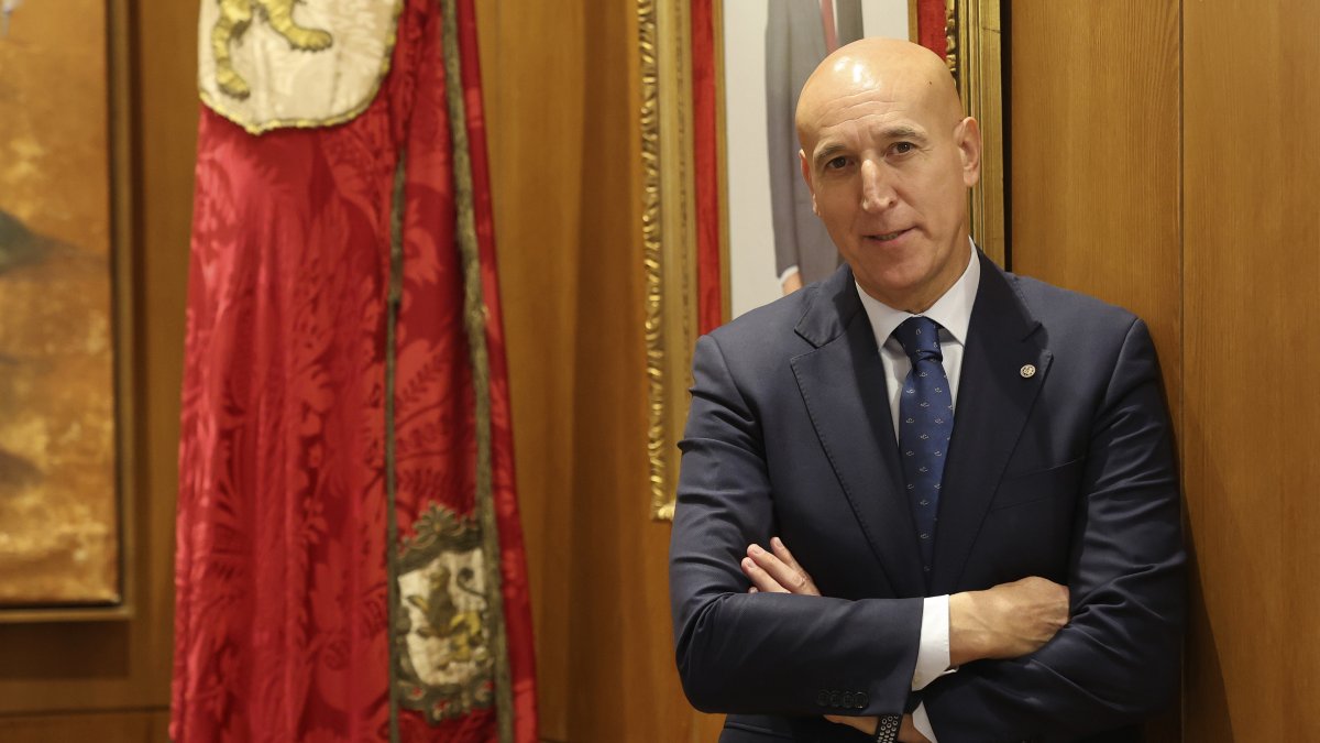 Archivo - El alcalde de León, José Antonio Diez Díaz, posa durante una entrevista para Europa Press.