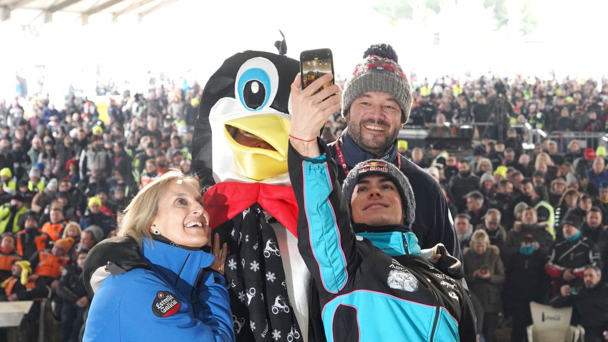 El piloto David Alonso y el responsable comercial de Estrella Galicia Castilla y León Alfonso Prego, Pingüinos de Oro de.