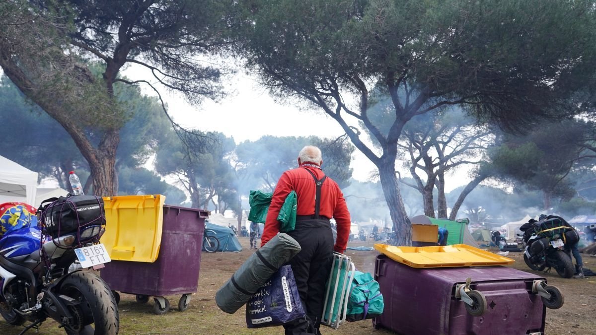 Un motero recogiendo ayer para regresar a casa. 