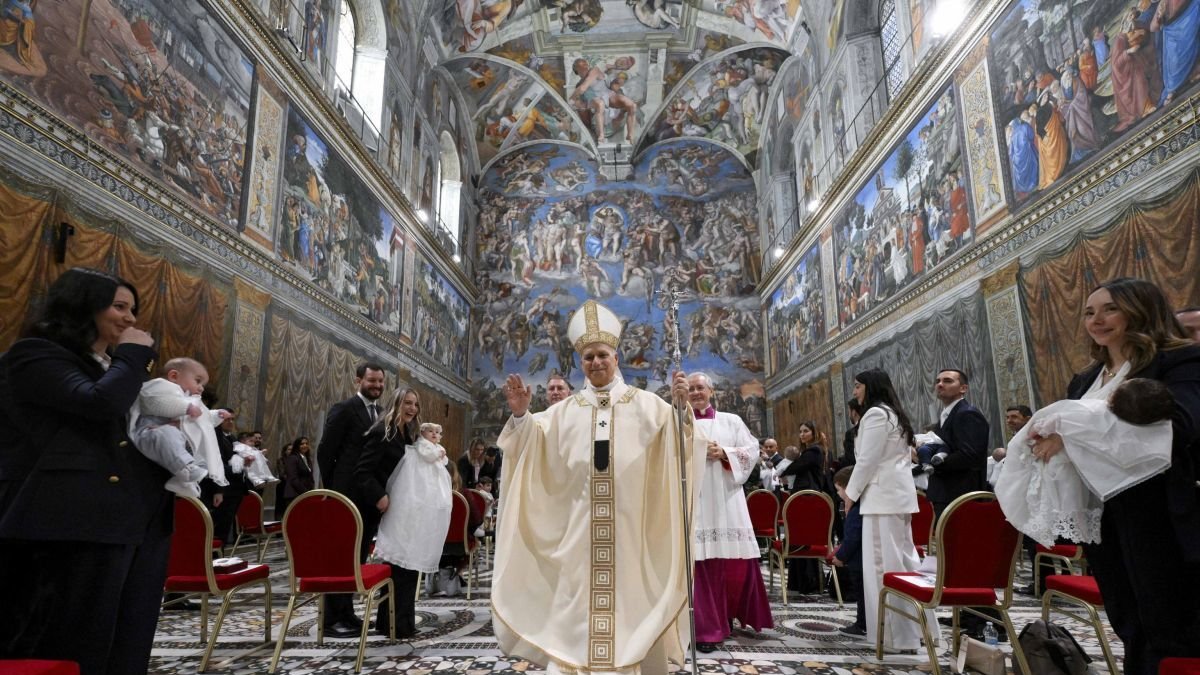 El Papa bautiza en la Capilla Sixtina a veinte criaturas