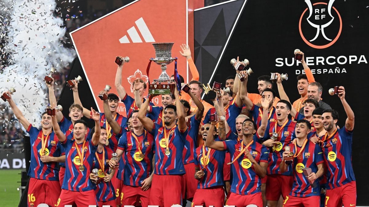 La plantilla del Barcelona celebra por todo lo alto la consecución del título de la Supercopa de España.