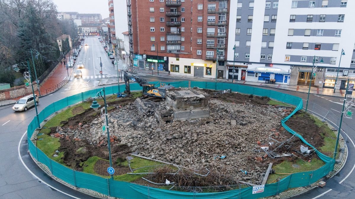 Sóloo queda la parte central de los 1.800 metros del forjado de la antigua fuente.