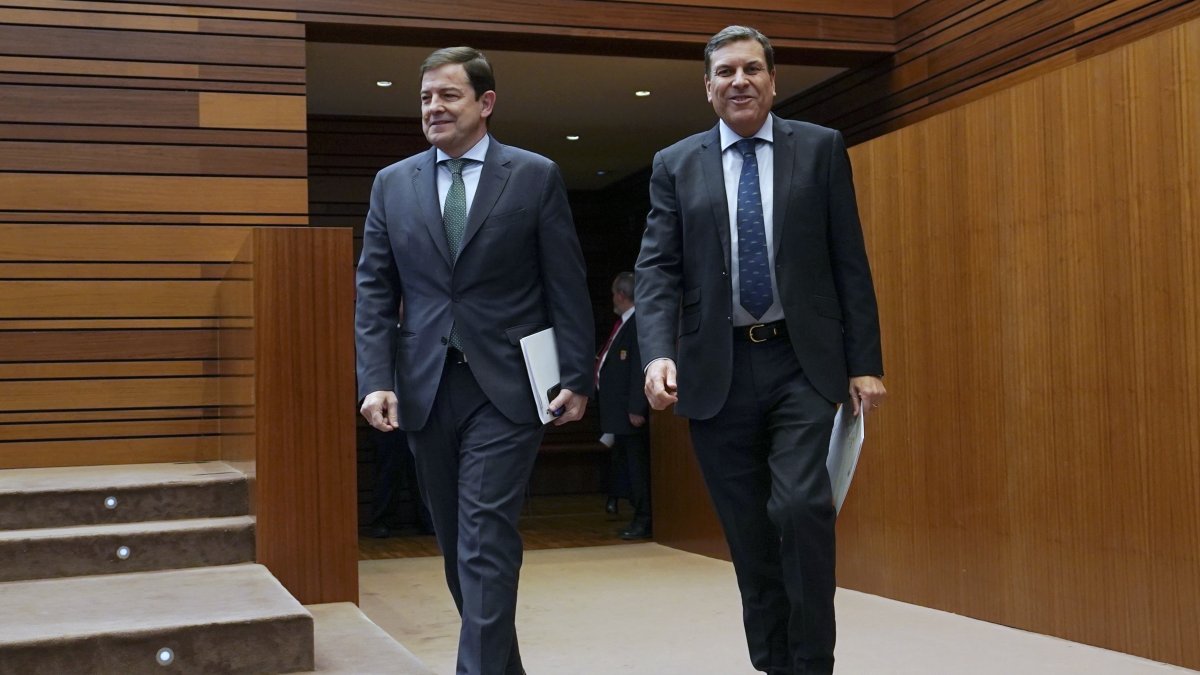 El presidente de la Junta, Alfonso Fernández Mañueco (i), junto al consejero de Economía, Carlos Fernández Carriedo (d), a su llegada a un pleno de de las Cortes de Castilla y León,