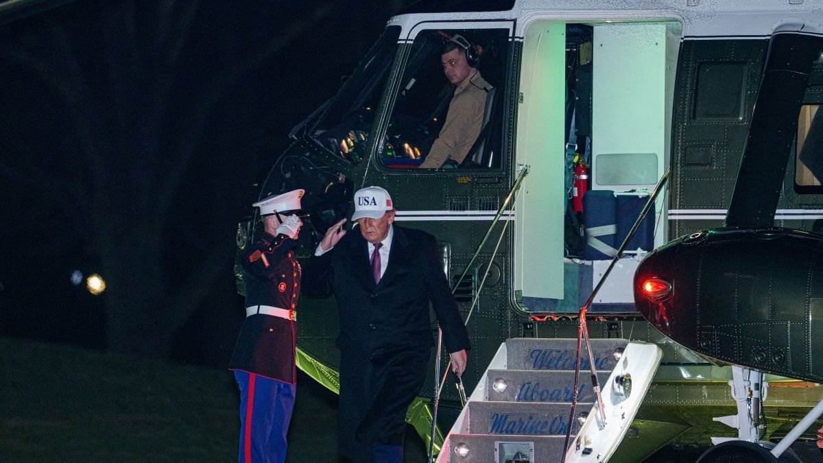 Trump baja del helicóptero en los jardines de la Casa Blanca, ayer.