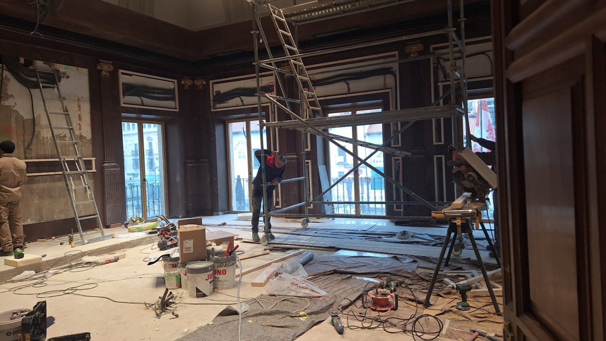 El salón de plenos de San Marcelo del Ayuntamiento de León está desmontado aún.