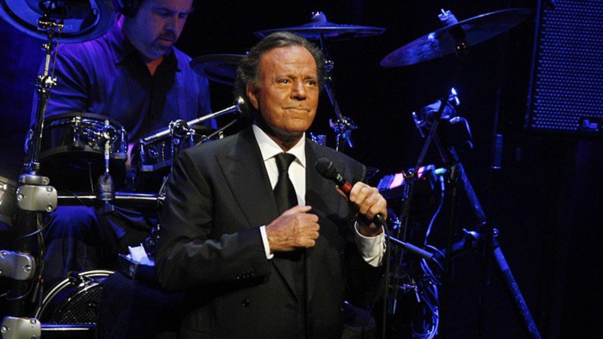 Archivo - Julio Iglesias  en un concierto en una foto de archivo.