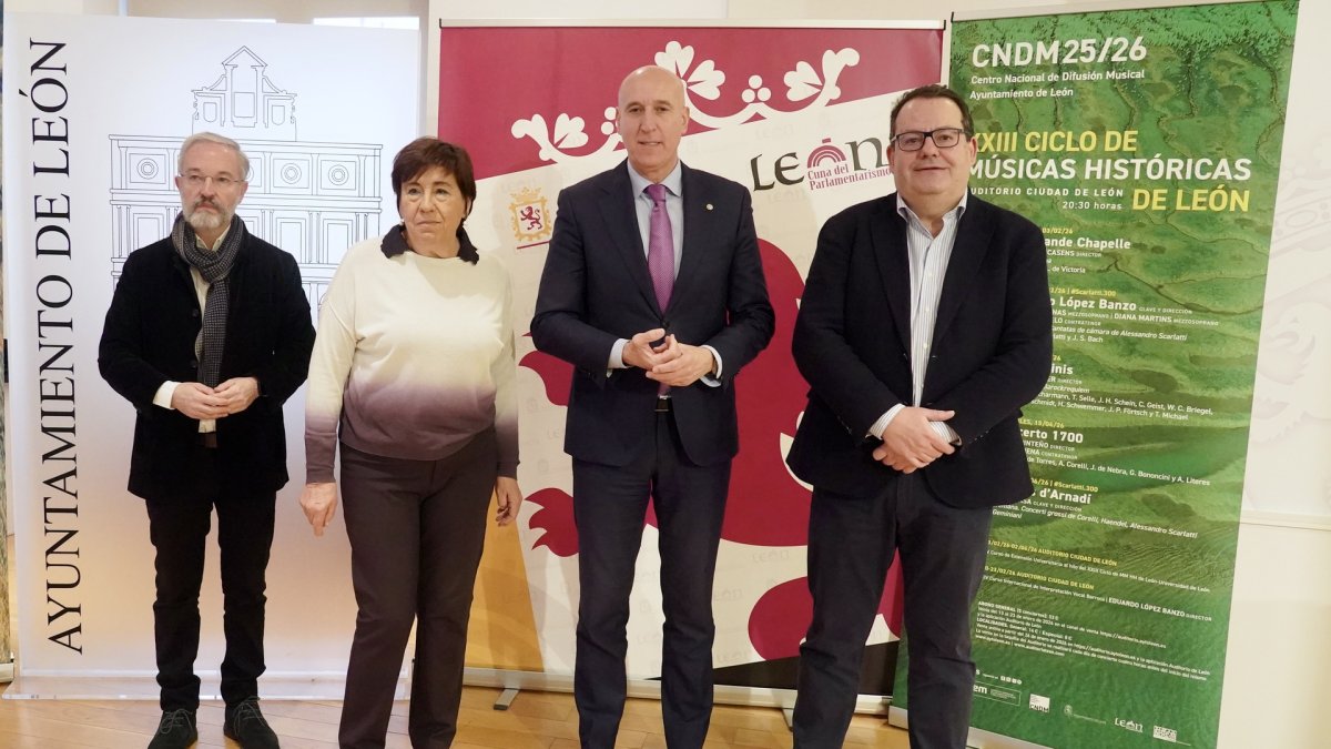 El alcalde de León, José Antonio Diez, presenta el XXIII Ciclo de Músicas Históricas de León junto al director del Centro Nacional de Difusión Musical (CNDM), Francisco José Lorenzo Fraile, la concejala de Acción y Promoción Cultural, Elena Aguado, y el doctor y profesor de Historia del Arte de la Universidad de León, César García.