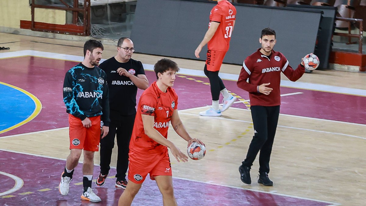 El Abanca Ademar retomó el lunes las sesiones preparatorias en el Palacio de Deportes de León.