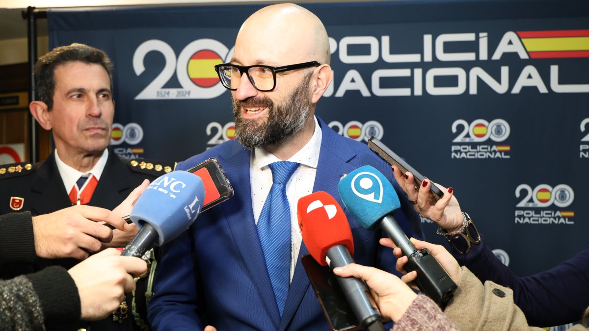 Aláiz, durante su intervención con el comisario Del Diego al fondo.