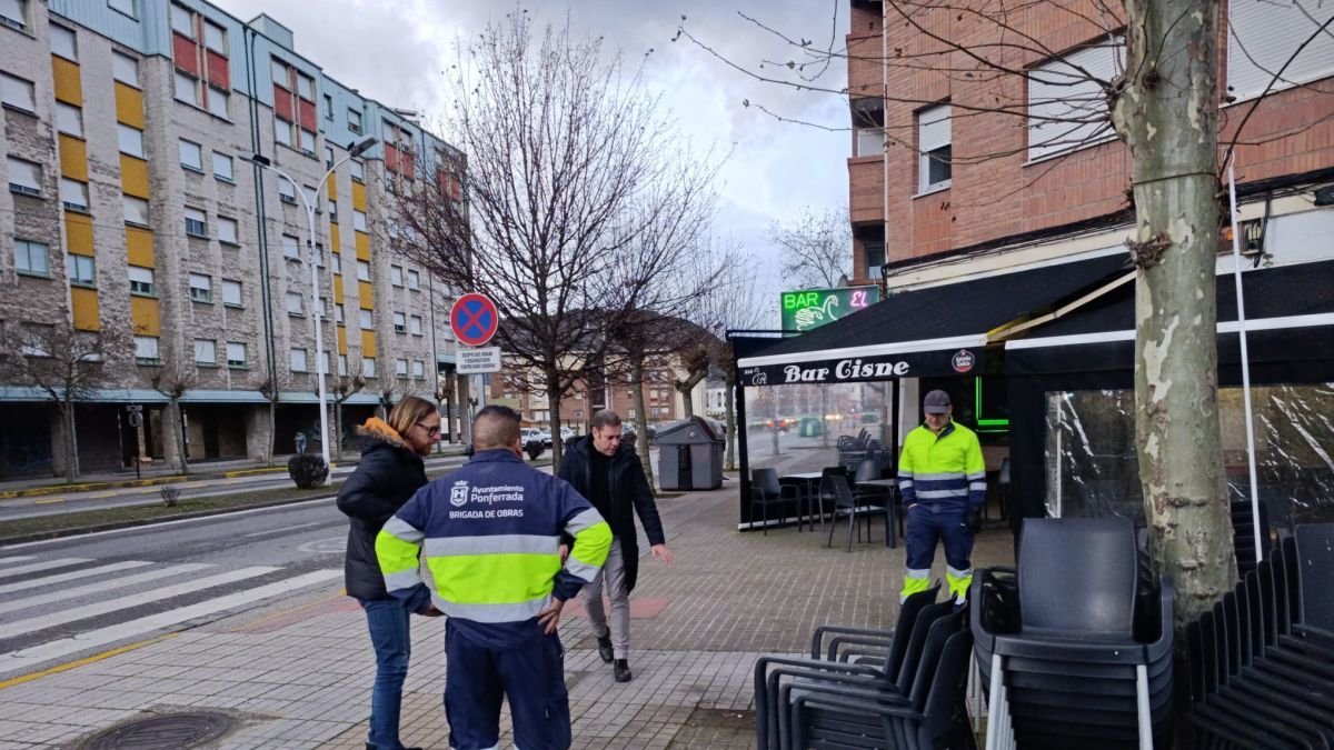 El concejal Iván Alonso, con los operarios en la plaza.