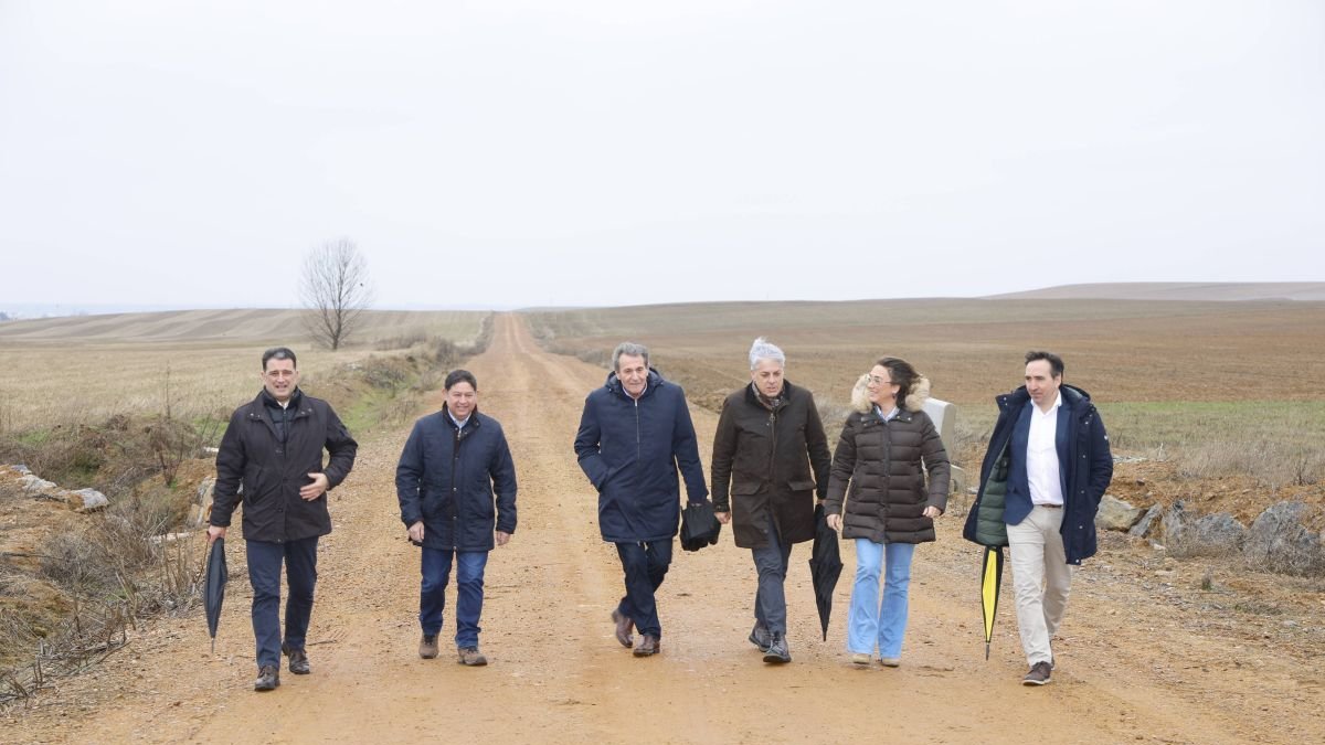 La consejera, junto al delegado territorial, el jefe de servicio y representantes municipales, visitó los terrenos reconcentrados.