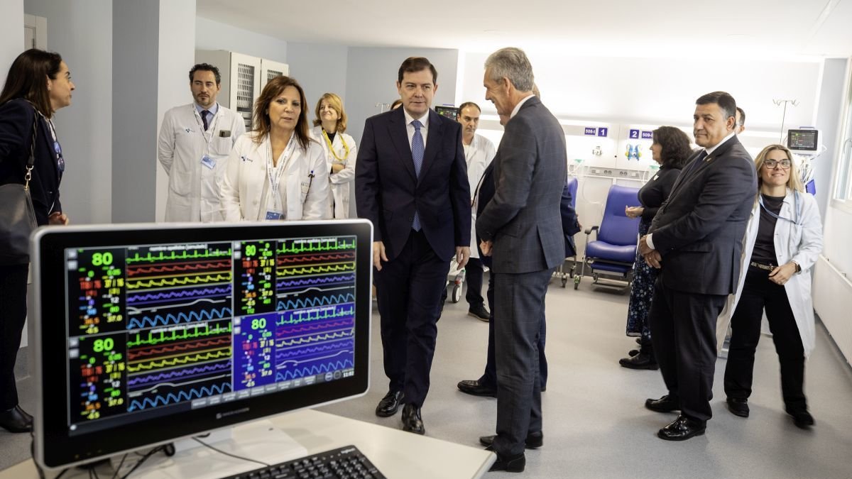 Mañueco, ayer, en la nueva Unidad de Ictus del Nuestra Señora de Sonsoles en Ávila.
