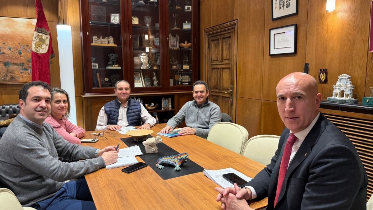 El alcalde se reunió con los responsables veterinarios.