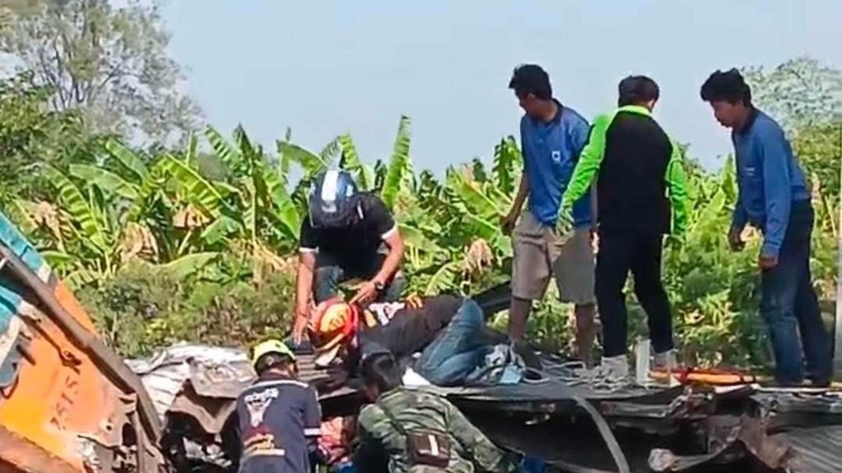 Al menos 22 muertos y 55 heridos al caer una grúa sobre un tren en movimiento en Tailandia