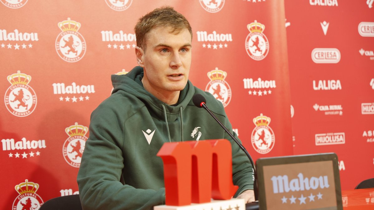 Miguel Bañuz posa con el premio de Jugador Cinco Estrellas de diciembre.