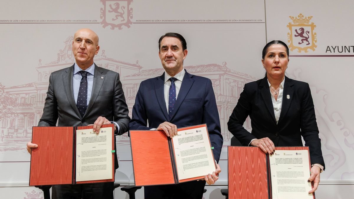 Diez, Suárez-Quiñones y Caurel, en la firma del protocolo del Plan Regional que desarrollará el Camino de la Raya.
